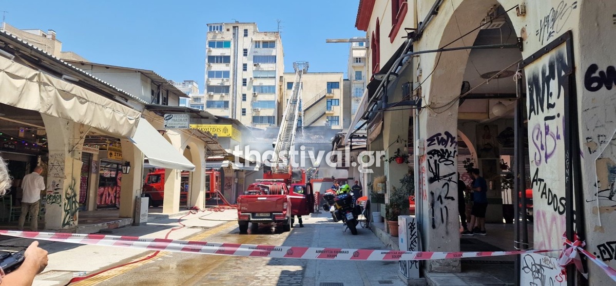 Θεσσαλονίκη: Φωτιά στο Καπάνι, τρεις πυροσβέστες στο νοσοκομείο με αναπνευστικά προβλήματα