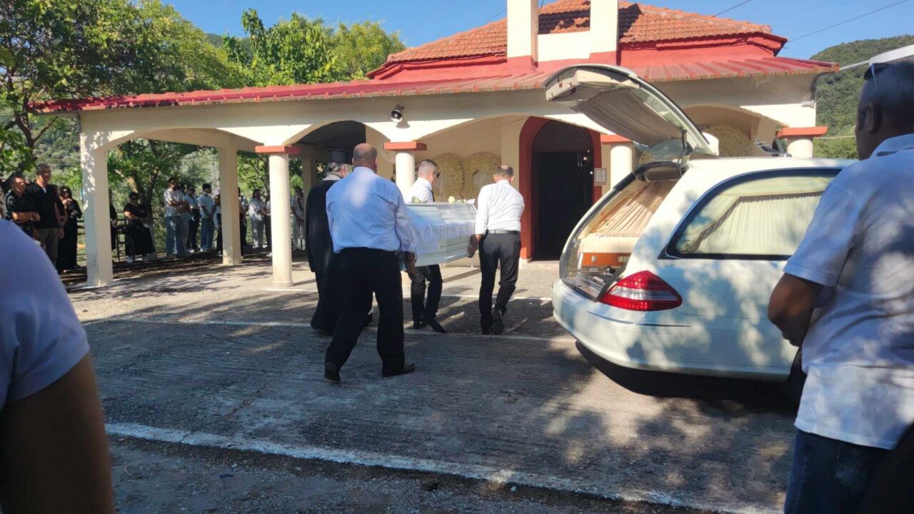 Αγρίνιο: Το συγκινητικό τελευταίο αντίο στον 21χρονο Θανάση με λευκά λουλούδια και κουφέτα