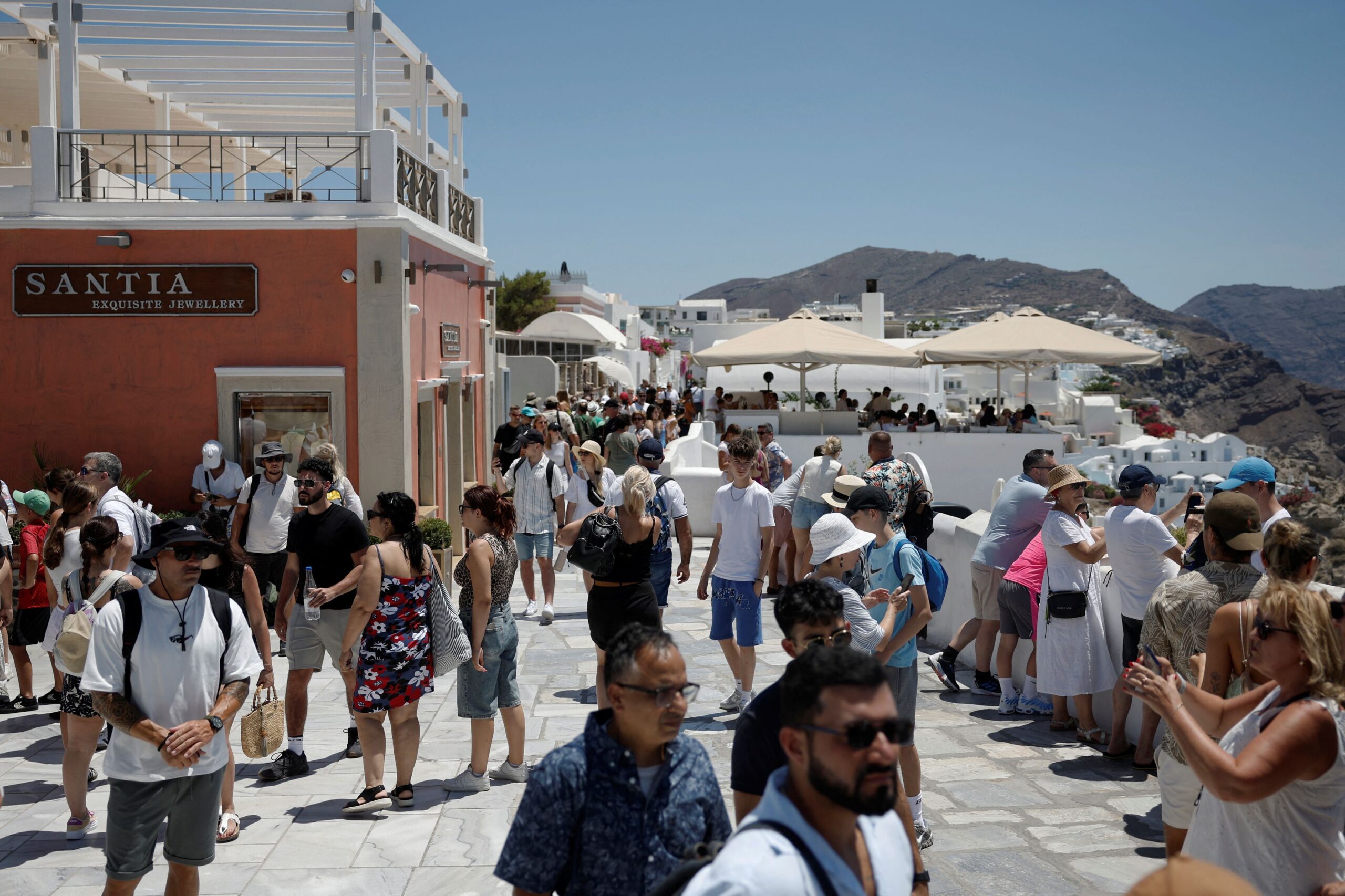 Η Ευρώπη αντιδρά στον υπερτουρισμό: Πώς πλήττονται οι ντόπιοι και τι μέτρα παίρνει η Ελλάδα