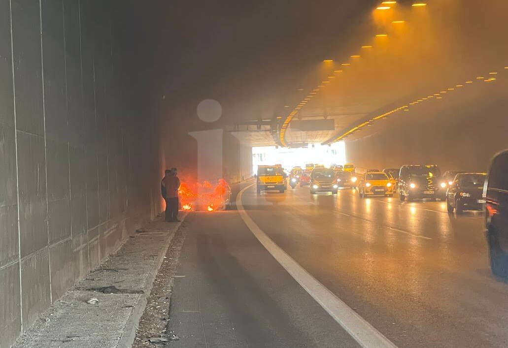 Φωτιά σε ταξί στη λεωφόρο Ποσειδώνος στο Νέο Φάληρο, καθυστερήσεις στην κυκλοφορία προς Πειραιά