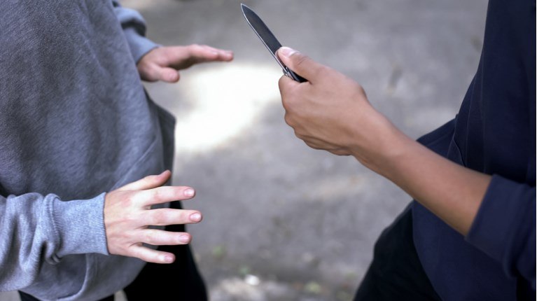 Δύο ανήλικοι συνελήφθησαν για απόπειρα ανθρωποκτονίας σε σχολικό προαύλιο στο Παλαιό Φάληρο