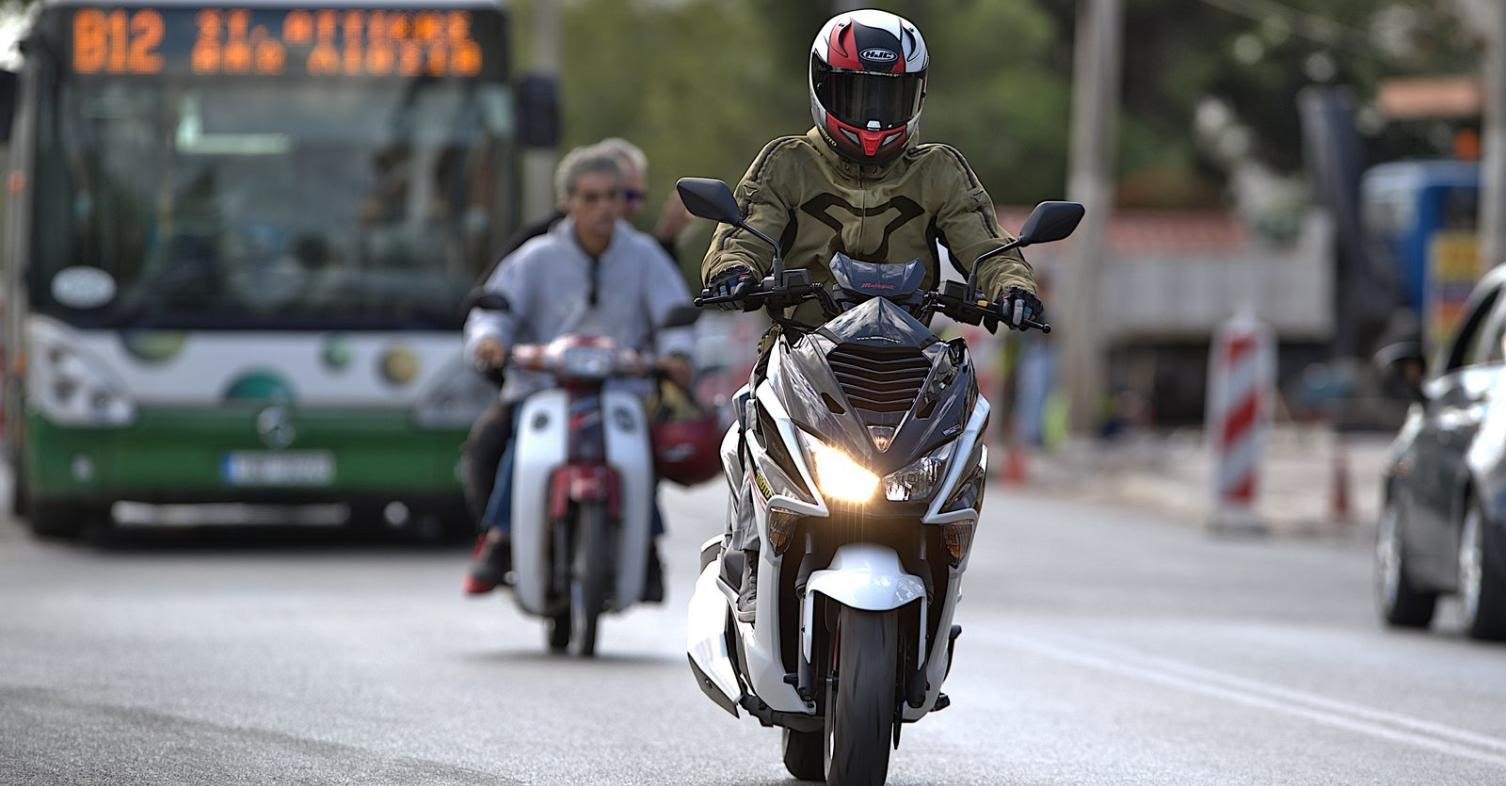 Τροχαία: Ένας στους έξι χωρίς κράνος – σχεδόν 4.000 παραβάσεις κατά την πρώτη εβδομάδα ελέγχων με τον νέο ΚΟΚ