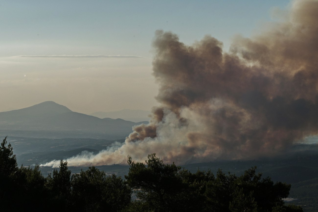 Φωτιά στον Ωρωπό: Ανησυχία για την αναζωπύρωση μεγάλου μετώπου στην περιοχή του νεκροταφείου στο Ασπροχώρι