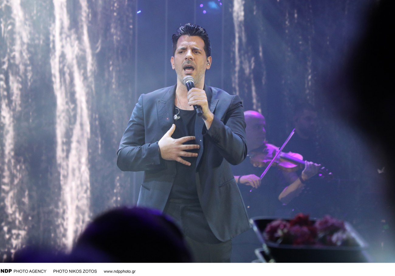 Θοδωρής Φέρρης: Μια μαγευτική sold out συναυλία γεμάτη εκπλήξεις στο Κατράκειο