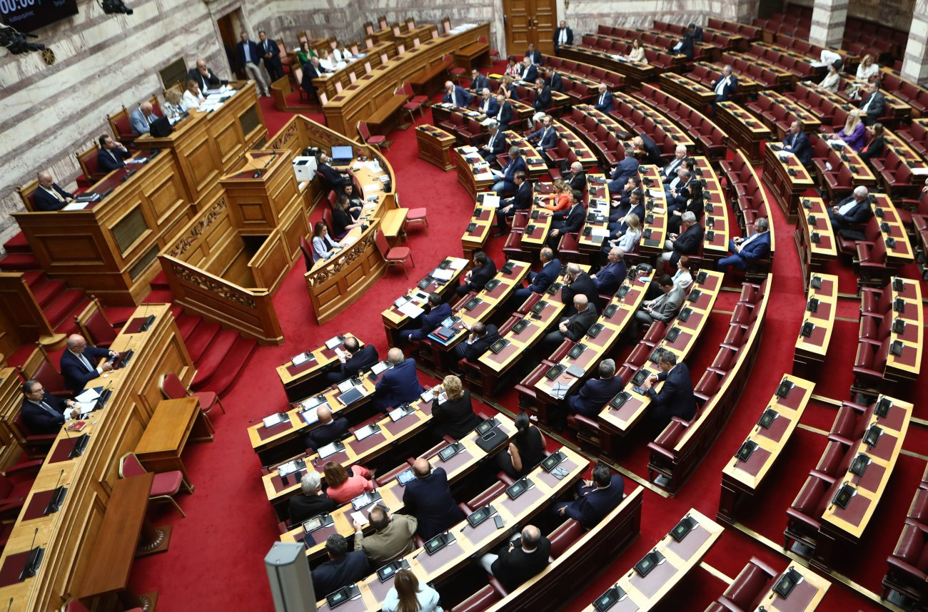 Συζήτηση στη Βουλή για την τροπολογία αναστολής αιτήσεων ασύλου