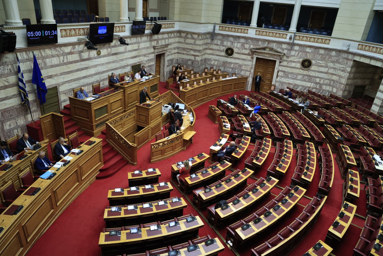 Απόρριψη ένστασης αντισυνταγματικότητας για την αναστολή αιτήσεων ασύλου – Επίθεση της αντιπολίτευσης στην κυβέρνηση