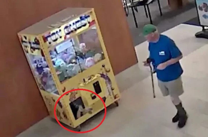 ΗΠΑ: Αγοράκι παγιδεύτηκε σε παιχνίδι δαγκάνα στην προσπάθειά του να αποκτήσει ένα κουκλάκι