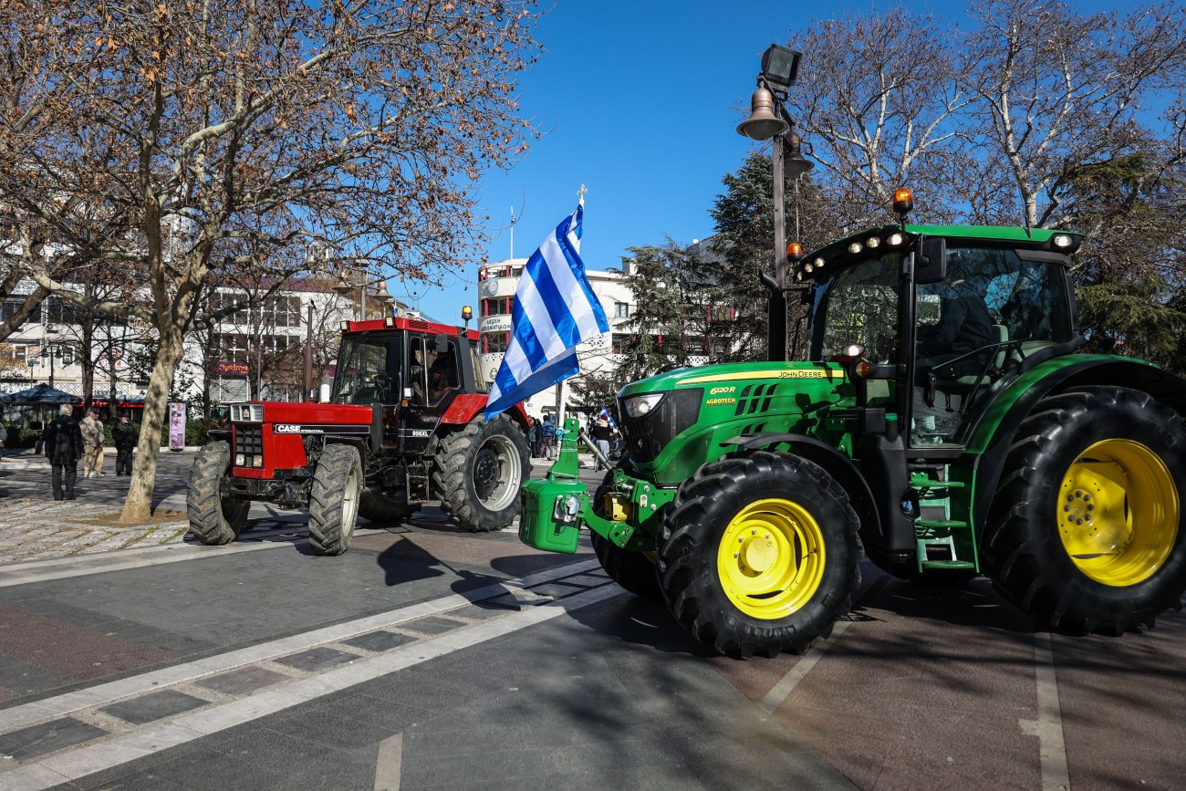 Λάρισα: Συλλαλητήριο αγροτών με τρακτέρ κατά του σκανδάλου του ΟΠΕΚΕΠΕ και για τα μέτρα κατά της ευλογιάς
