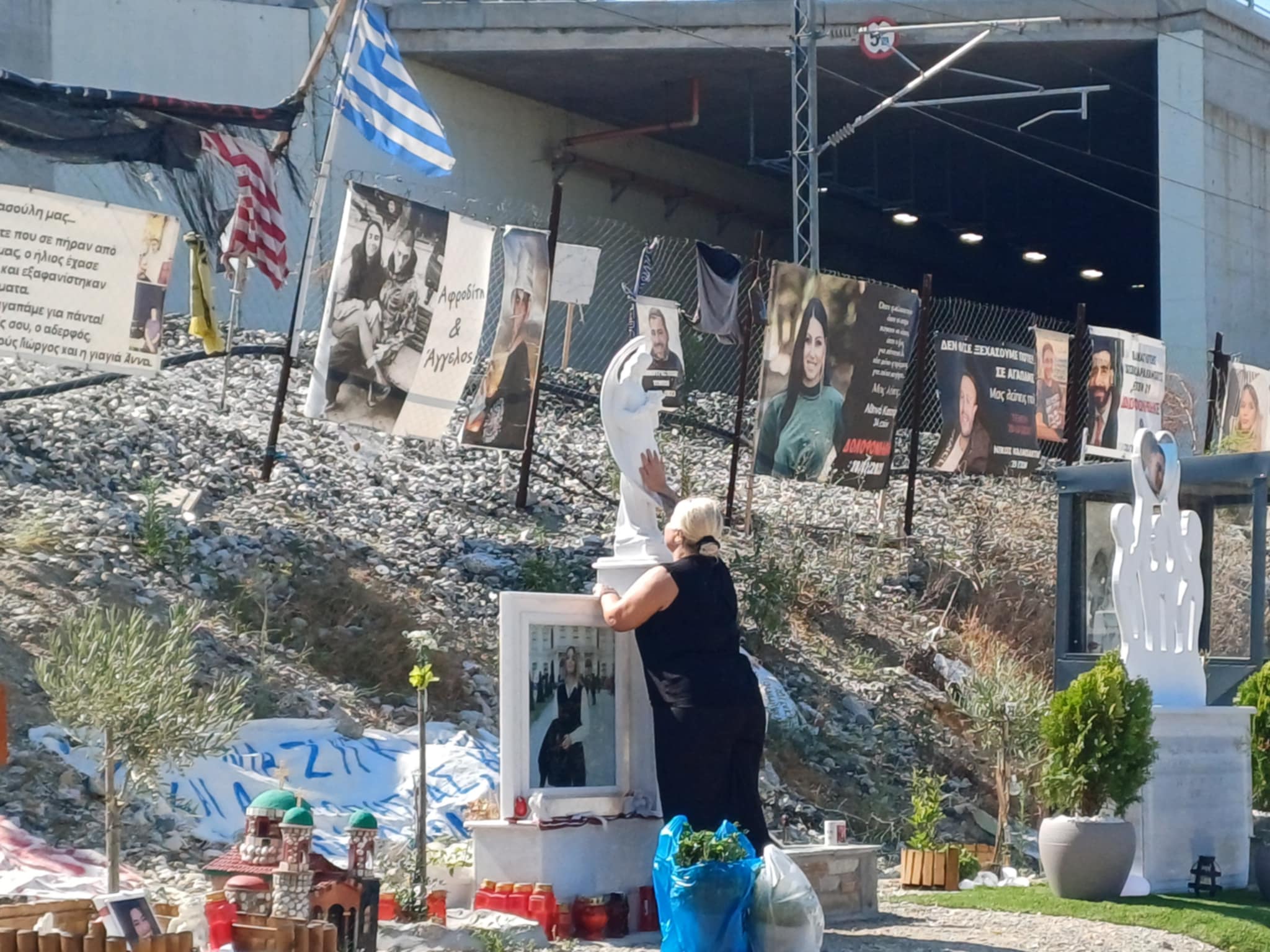 Τέμπη: Τρισάγιο στη μνήμη των 57 θυμάτων της τραγωδίας με αφορμή την εορτή του Αγίου Παϊσίου