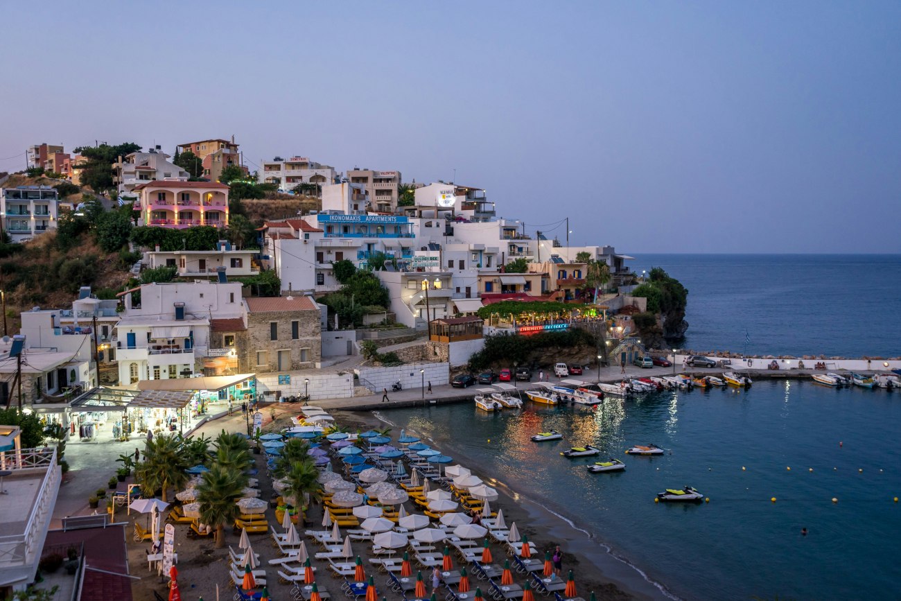 Η οικονομική πίεση περιορίζει τις διακοπές για τους Έλληνες