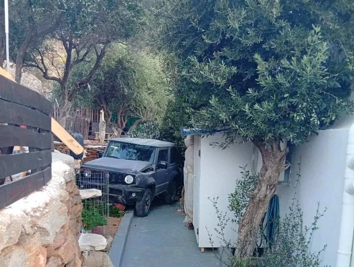 Τήνος: Τζιπ εκτινάχθηκε από ισχυρούς ανέμους και κατέληξε σε αυλή σπιτιού