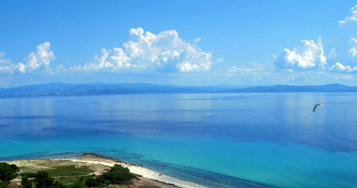 Χαλκιδική: Επιχειρηματίας απομακρύνει μόνος του τις ξαπλώστρες για να αποφύγει το πρόστιμο