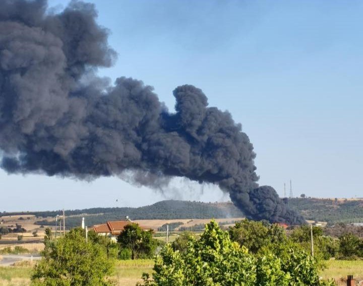Φωτιά κατακαίει βιοτεχνία ανακύκλωσης στην Αλεξανδρούπολη
