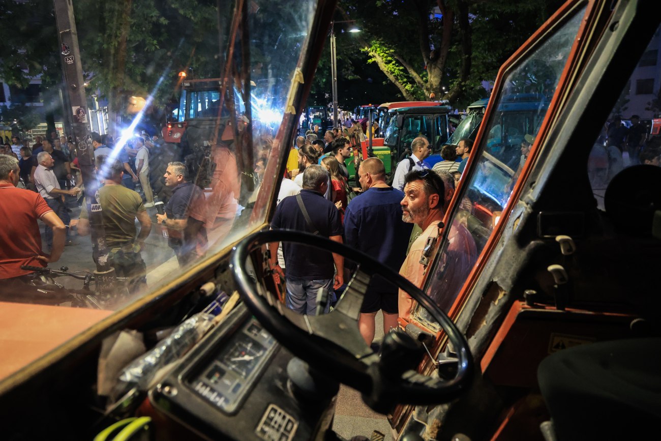 Αγρότες πλημμυρίζουν τη Λάρισα με τα τρακτέρ τους, εν μέσω σκανδάλου στον ΟΠΕΚΕΠΕ