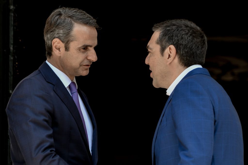 Οι λόγοι πίσω από τις επιθέσεις του Μητσοτάκη και του Μεγάρου Μαξίμου στον Τσίπρα