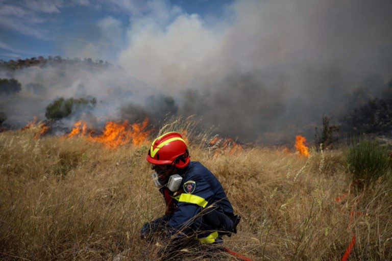 Μενίδι: Φωτιά απειλεί κατοικίες – Ενεργοποιήθηκε το 112
