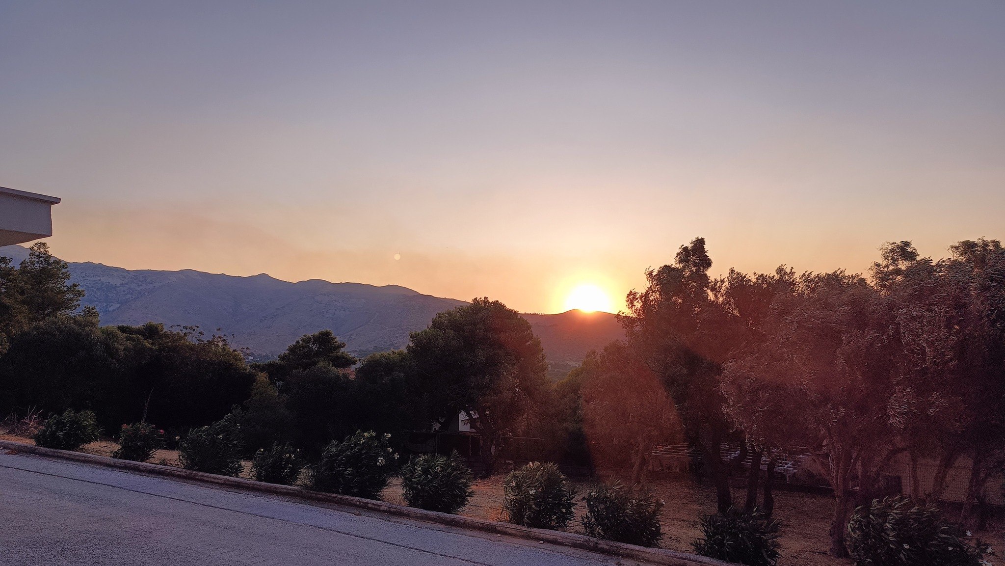 Ανησυχία από την έντονη μυρωδιά καμένου σε Ανατολική Αττική και Εύβοια