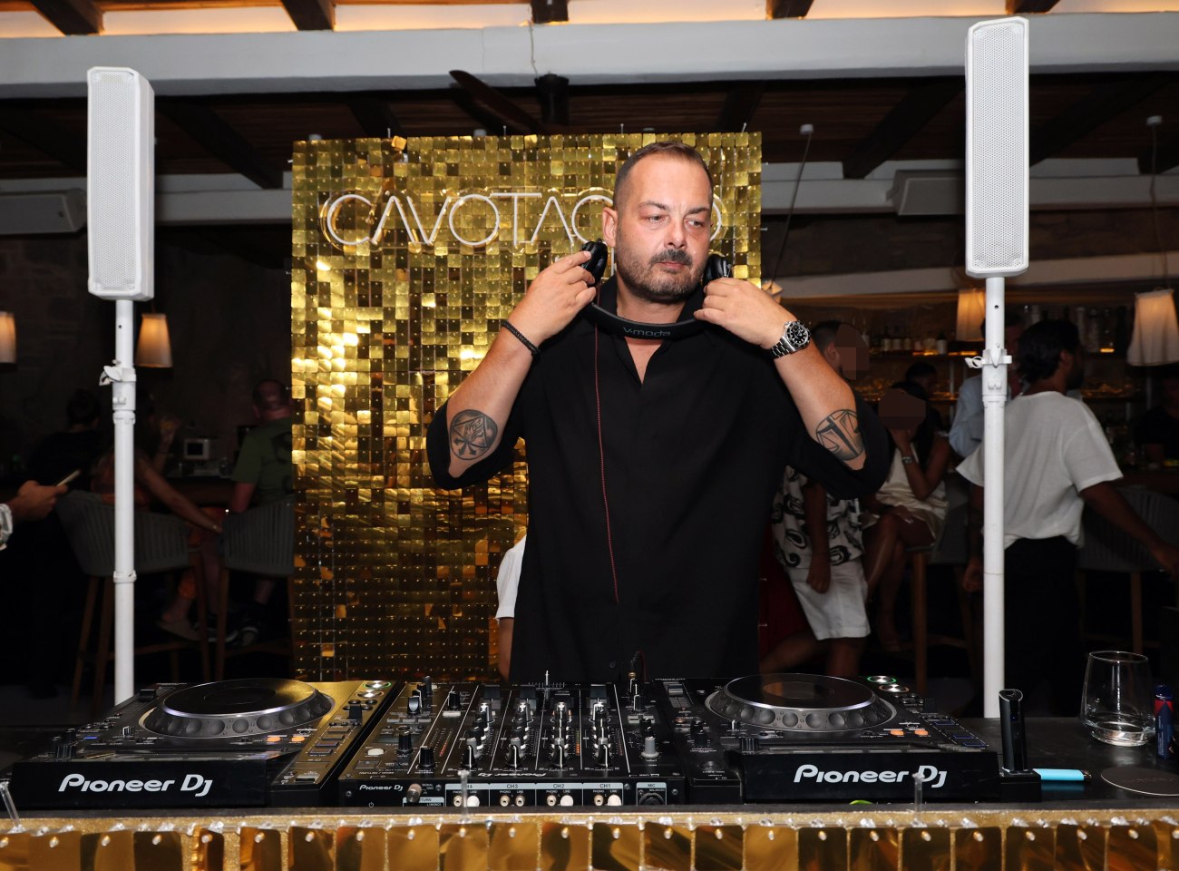 Ο DJ Αντώνης Δημητριάδης ανοίγει τη συναυλία της Kylie Minogue στην πλατεία Νερού