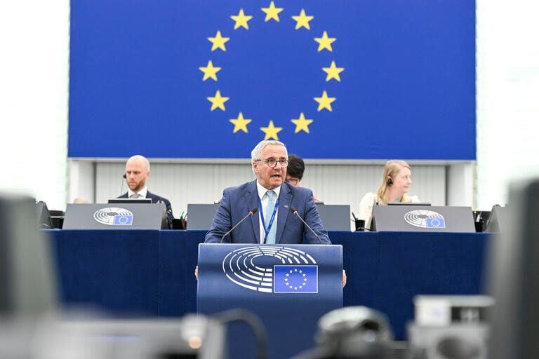 Γιάννης Μανιάτης: Η πρόεδρος της Κομισιόν και η Ευρωπαϊκή Επιτροπή κοροϊδεύουν τους πολίτες με τον νέο προϋπολογισμό
