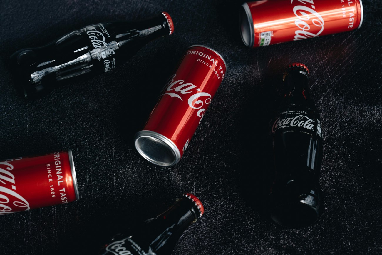 Coca Cola: Ο Τραμπ επαναφέρει τη ζάχαρη από ζαχαροκάλαμο στην παραγωγή των ΗΠΑ