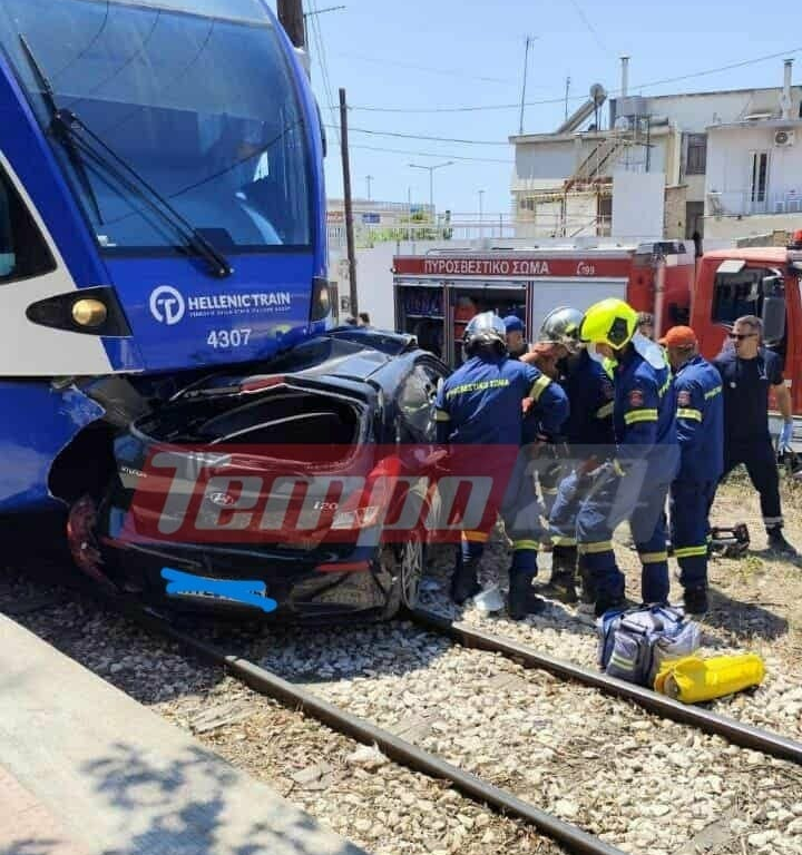 Σύγκρουση Προαστιακού με ΙΧ στην Πάτρα: Εγκλωβίστηκε ο οδηγός