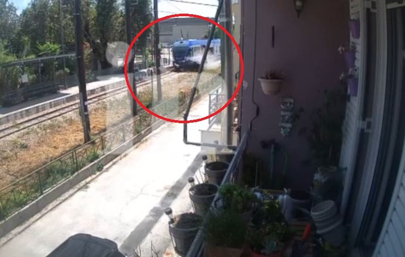 Νέο βίντεο αποκαλύπτει τη σύγκρουση ΙΧ με τον συρμό του Προαστιακού στην Πάτρα