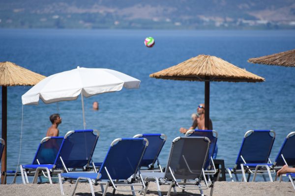 Αιγιαλός και παραλία: Χωρίς drones, με κορδέλες και μεζούρες οι έλεγχοι για τις αυθαίρετες καταλήψεις