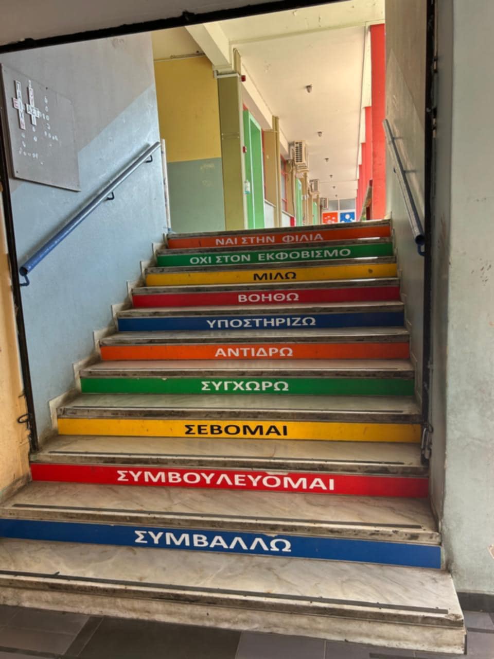 Ο δήμαρχος Πειραιά Γιάννης Μώραλης στο καλοκαιρινό κατασκήνωμα της ΚΟ.Δ.Ε.Π.