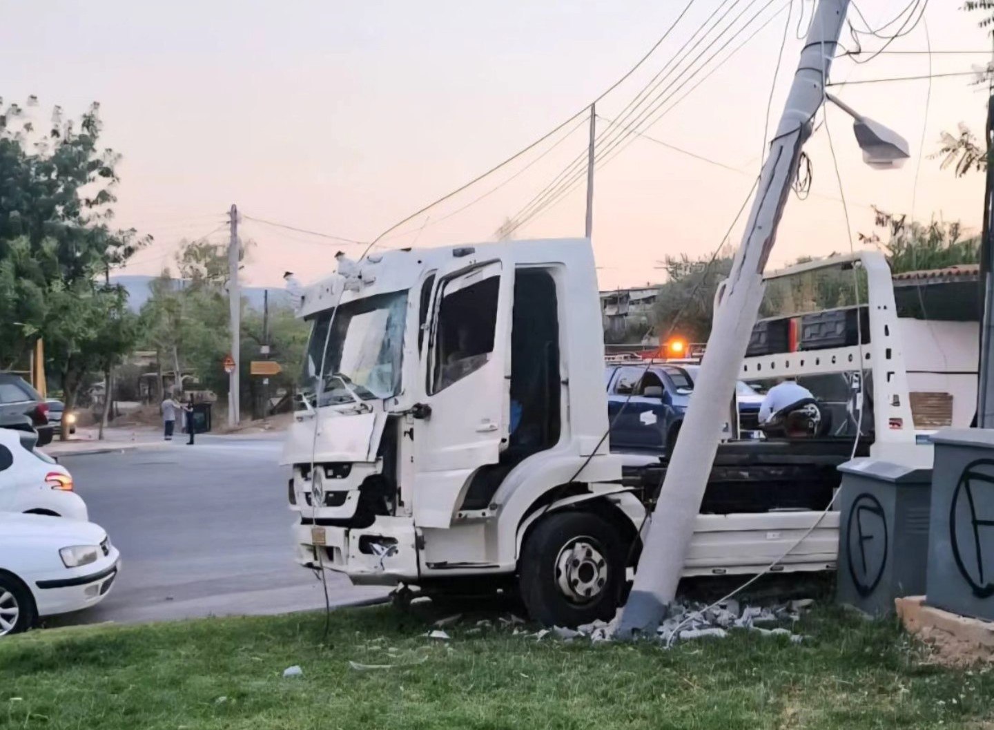 Περιστέρι: Τροχαίο με γερανοφόρο όχημα – Έσπασαν τα φρένα και το εγκατέλειψε ο οδηγός