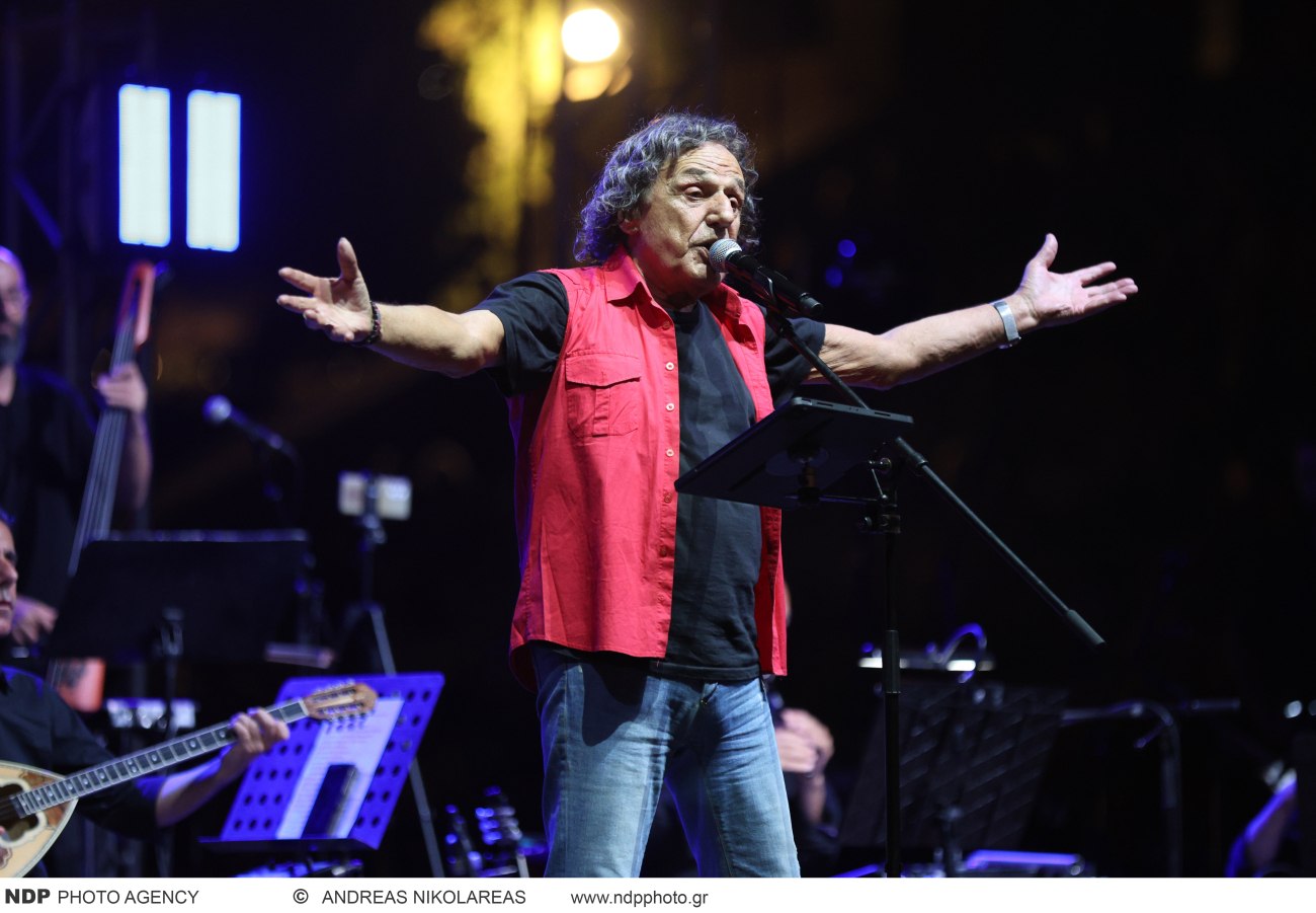 Ο Βασίλης Παπακωνσταντίνου ολοκληρώνει την καλοκαιρινή περιοδεία του στο Θέατρο Βράχων