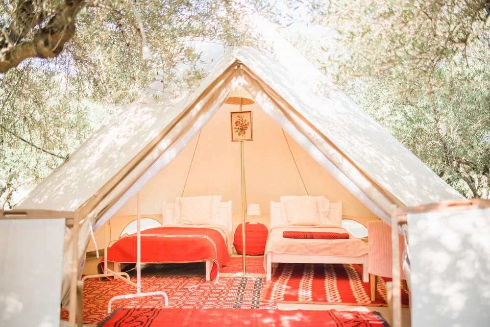 Το Airbnb επενδύει στο glamping: Ενοικίαση πολυτελών σκηνών από 100 ευρώ τη βραδιά