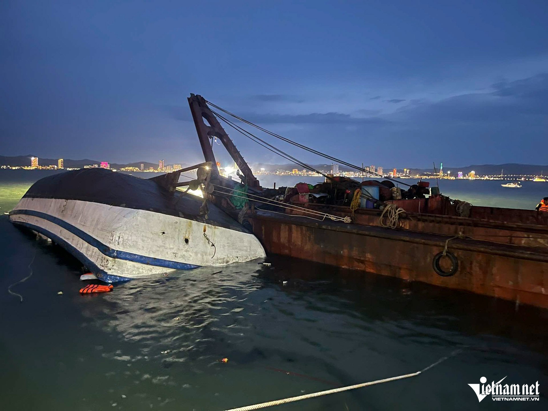 Βιετνάμ: Τουλάχιστον 37 νεκροί και αναζητήσεις αγνοουμένων μετά την ανατροπή του τουριστικού σκάφους