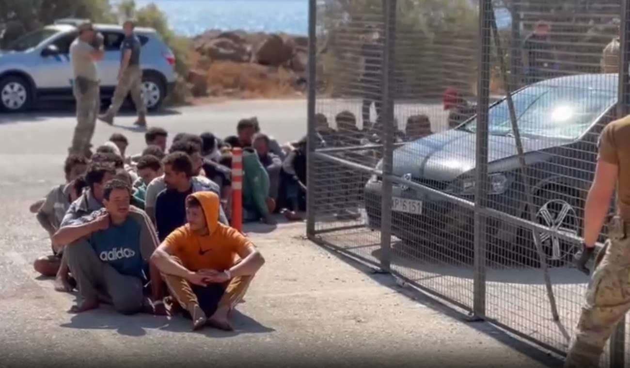 Η κυβέρνηση Μητσοτάκη αντιγράφει τις ακραίες τακτικές του Τραμπ: Απάνθρωπες συνθήκες κράτησης μεταναστών μετά την τροπολογία ντροπή
