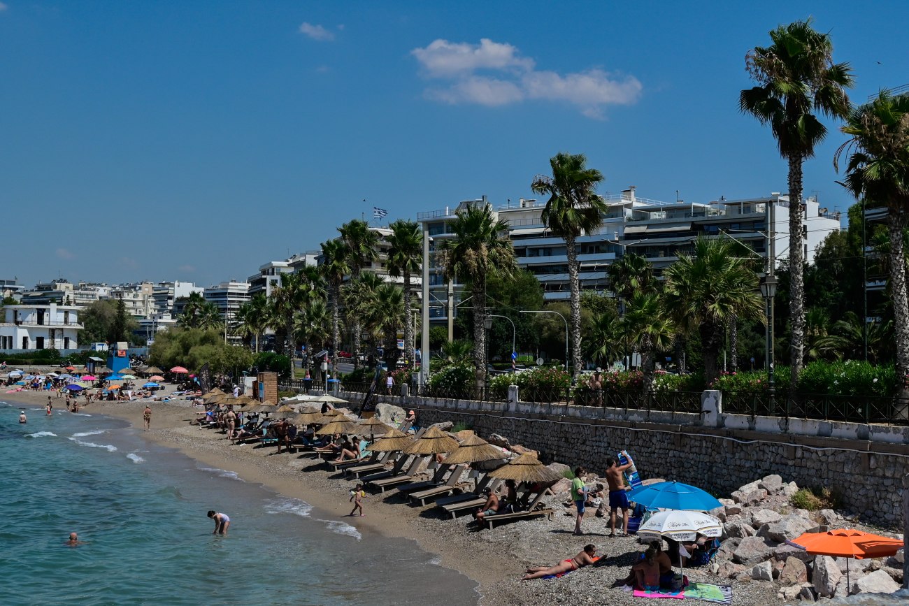 Καύσωνας: Η αθρόα προσέλευση στις παραλίες της Αττικής