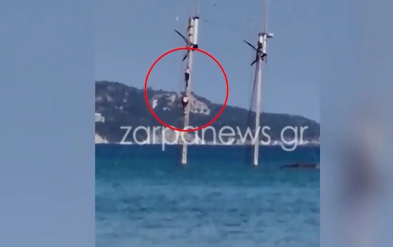 Χανιά: Νεαροί εκτελούν επικίνδυνες βουτιές από το κατάρτι ενός βυθισμένου ιστιοφόρου