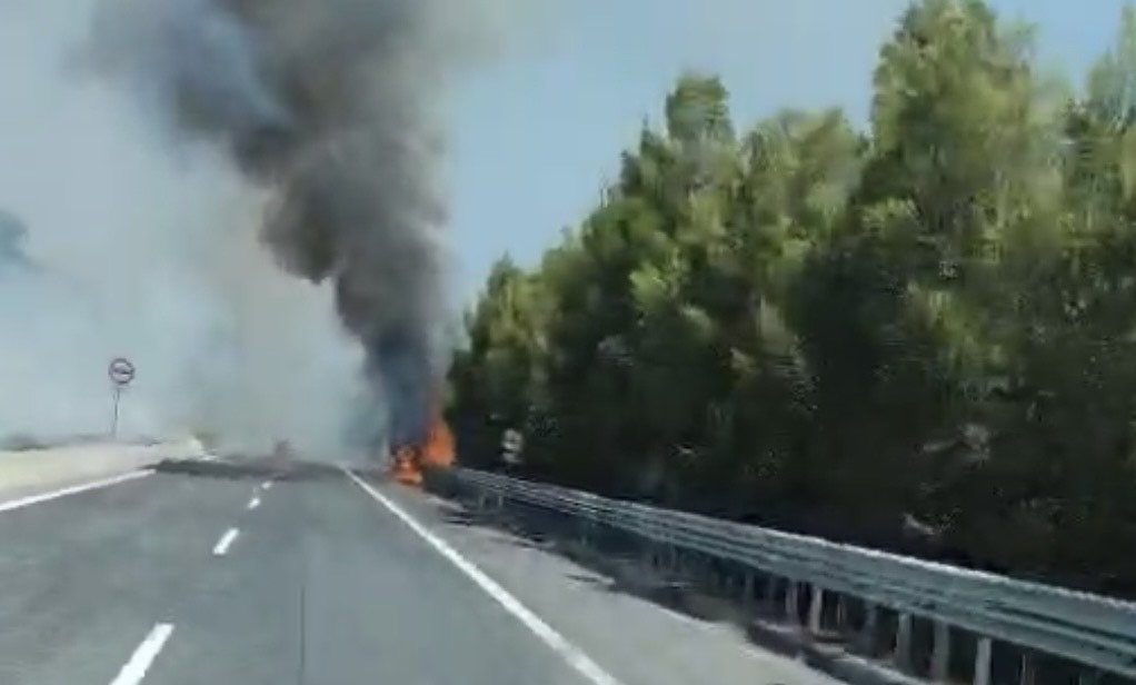 Πυρκαγιά στην ΠΑΘΕ κοντά στο Μακρυχώρι: Ενισχυμένες δυνάμεις της Πυροσβεστικής