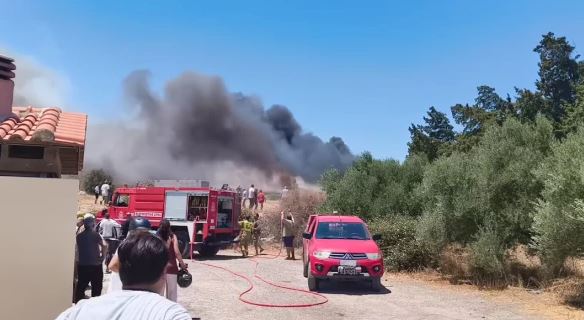 Κρήτη: Πυρκαγιά απειλεί κατοικημένες περιοχές στη Βιγλιά Ιεράπετρας