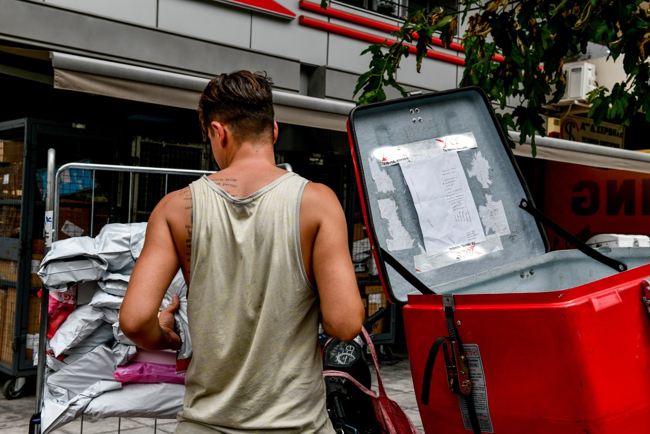 Ο καύσωνας επιμένει, σε εφαρμογή τα έκτακτα μέτρα για τους εργαζόμενους