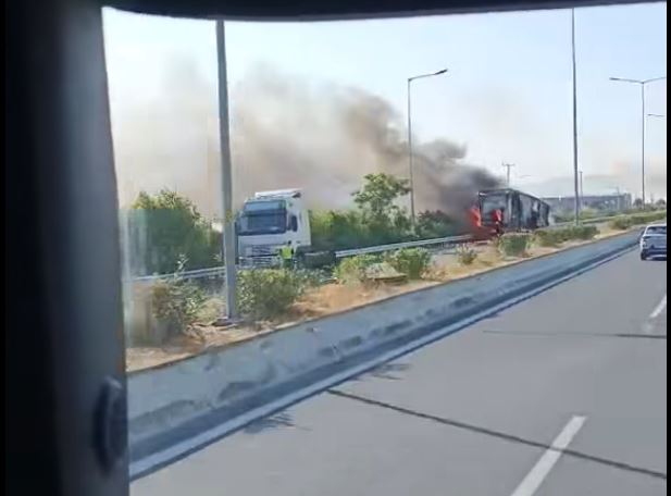 Φωτιά σε νταλίκα στην εθνική οδό κοντά στον Αλμυρό