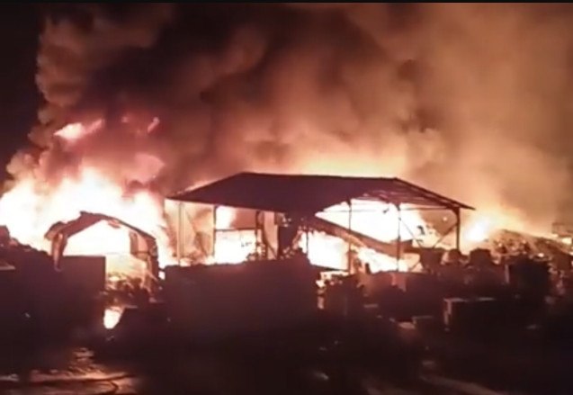 Φωτιά στη Λέσβο: Ενταση σε επιχείρηση ανακύκλωσης και προειδοποιήσεις από το 112