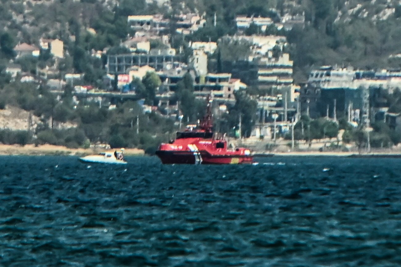 Ελευσίνα: Έκρηξη και διάσωση των πιλότων μετά την πτώση ελικοπτέρου