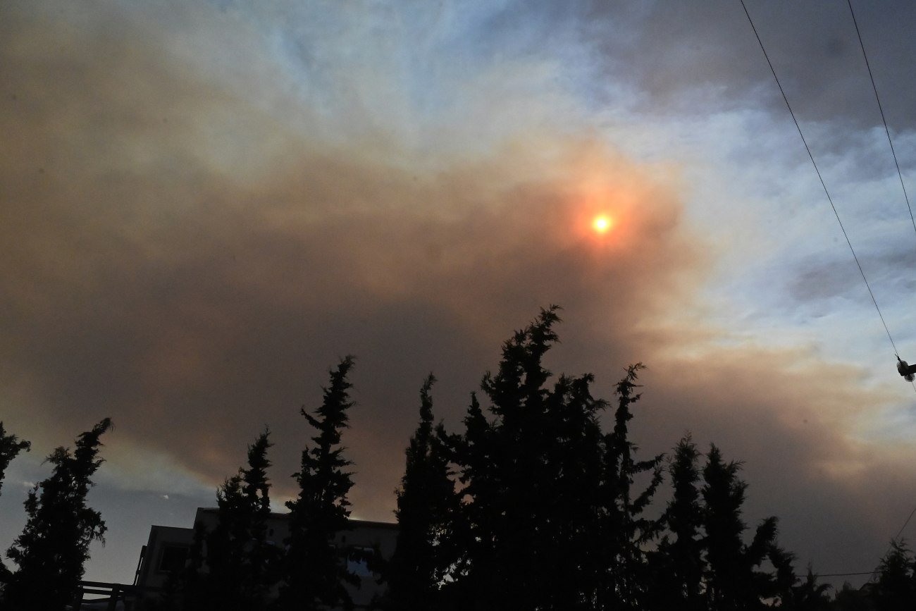 Δραματικές εικόνες από τη φωτιά στον Φενεό Κορινθίας – Καπνοί καλύπτουν ολόκληρη την Πελοπόννησο