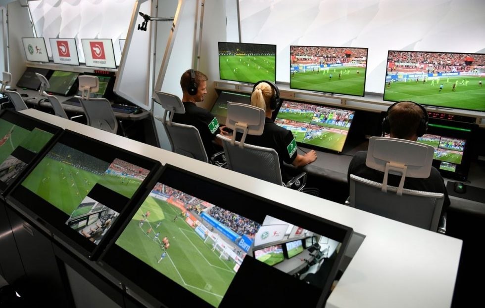Δυσαρέσκεια της UEFA για τις προτάσεις της FIFA: Αντίθεση στις αλλαγές για τα πέναλτι και στο VAR