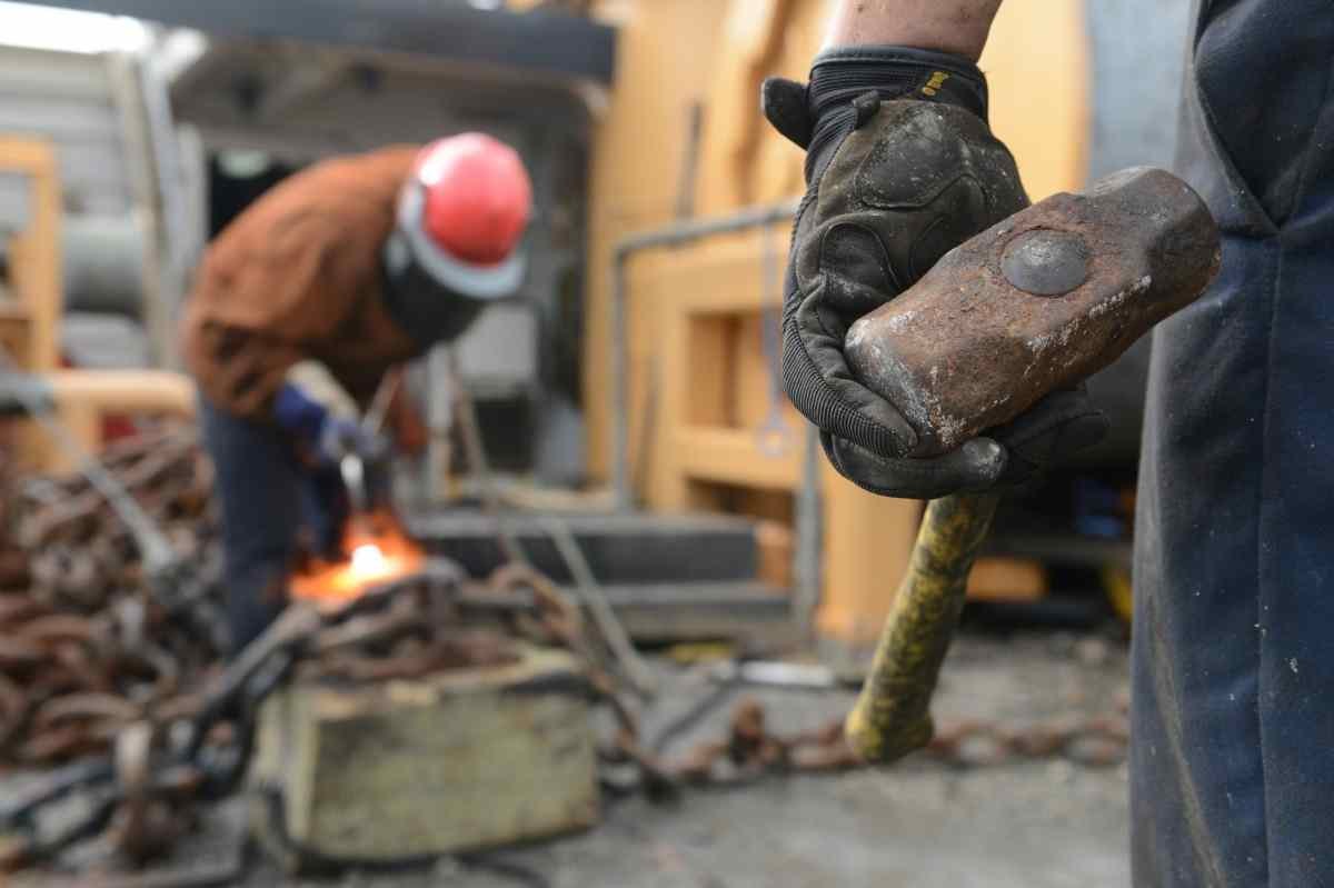 Καύσωνας: Παραβιάσεις στην τήρηση της παύσης εργασιών και προειδοποιήσεις από τη ΓΣΕΕ