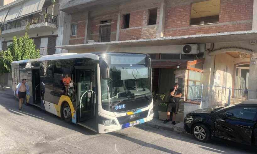 Σοβαρό ατύχημα στο Μενίδι: Λεωφορείο συγκρούστηκε με ταβέρνα