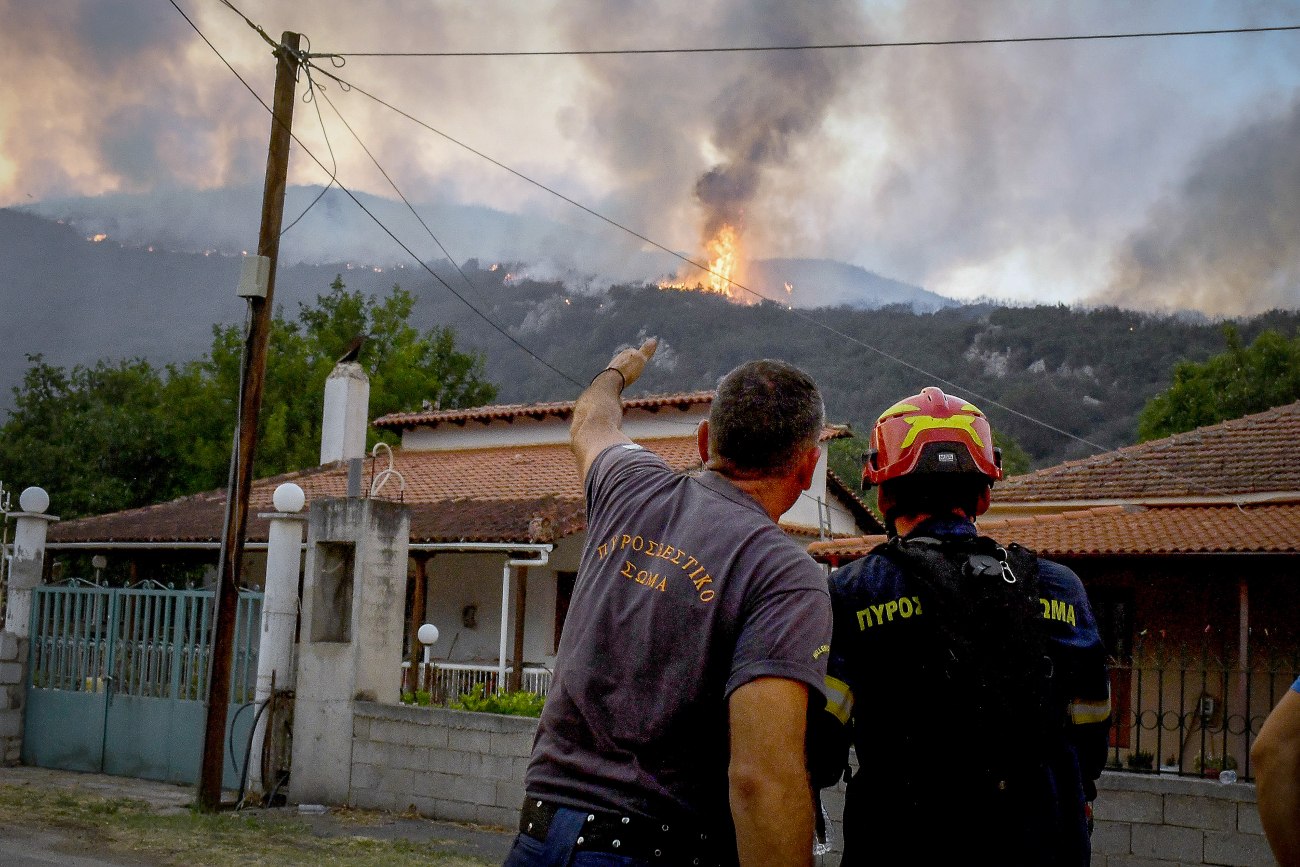 Κορινθία: Ακραία και ανεξέλεγκτη η φωτιά στον Φενεό