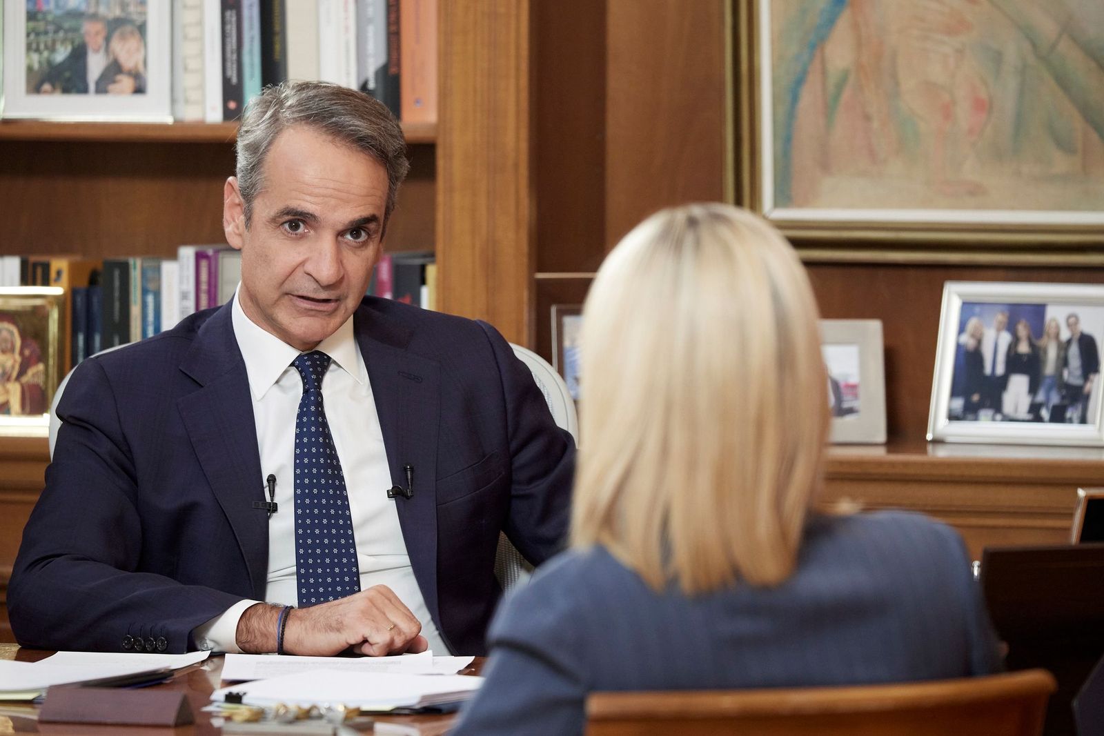 Ο Μητσοτάκης επιτίθεται στον Τσίπρα, αποκλείει το ενδεχόμενο πολιτικής αντιπαλότητας