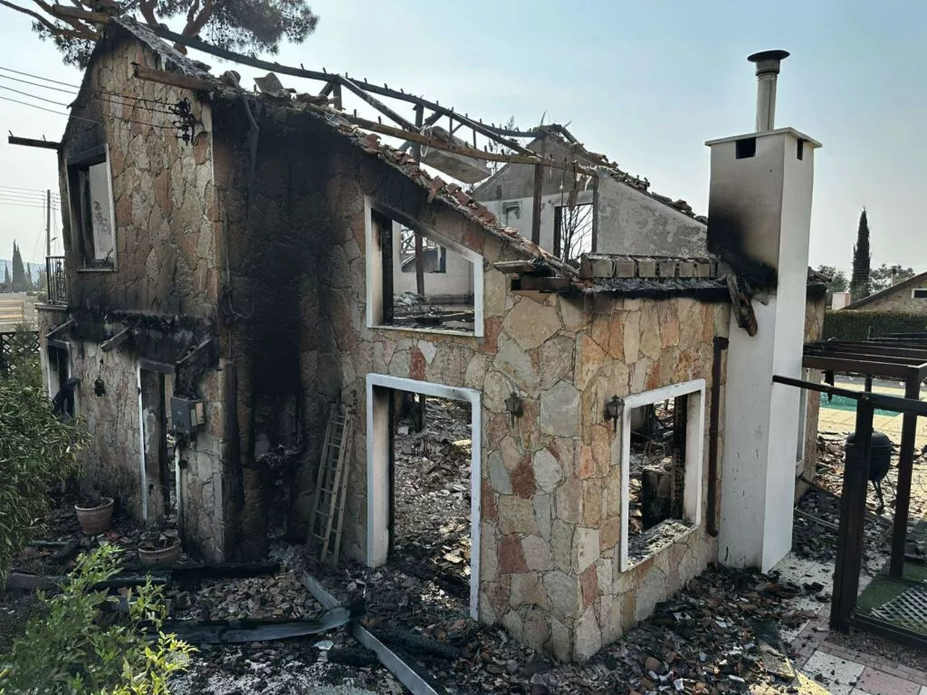 Φωτιά στην Κύπρο: Εμπρηστικές ενδείξεις εξετάζουν οι Αρχές, συνεχείς αναζωπυρώσεις