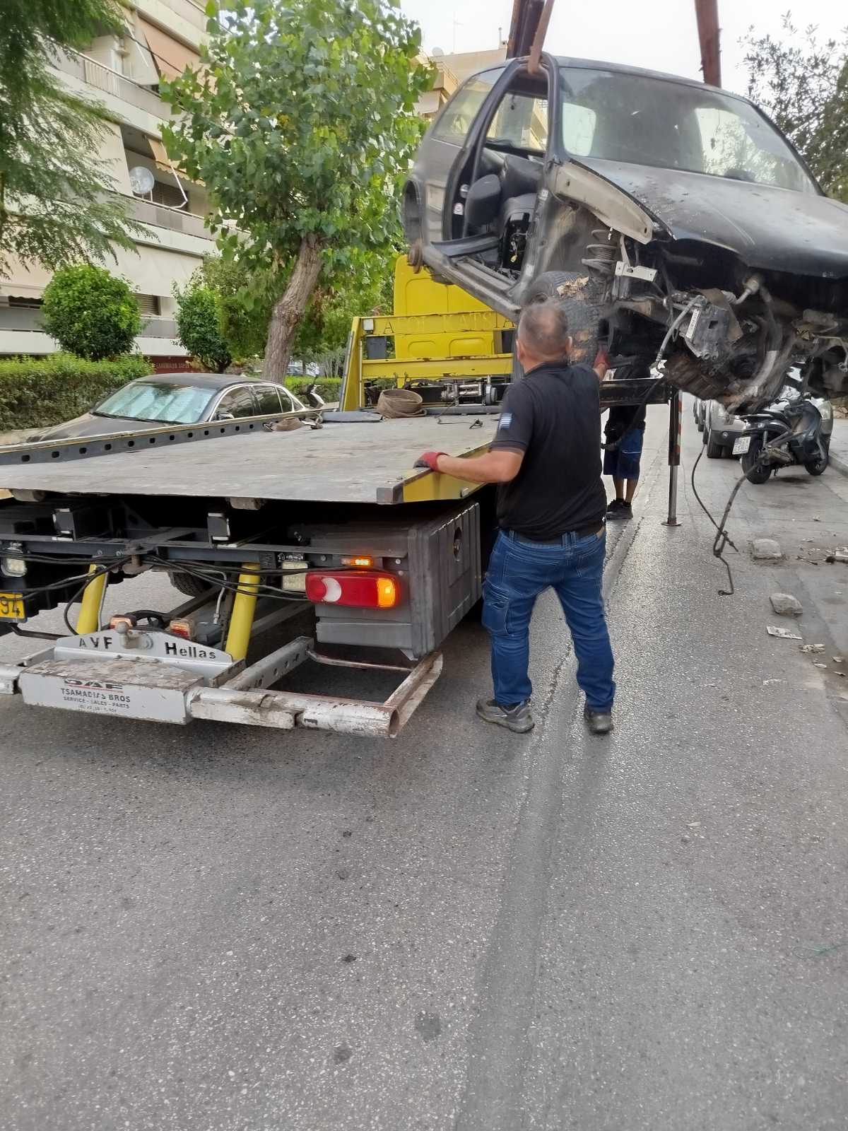 Μαζική επιχείρηση απομάκρυνσης εγκαταλελειμμένων αυτοκινήτων στη Νέα Σμύρνη