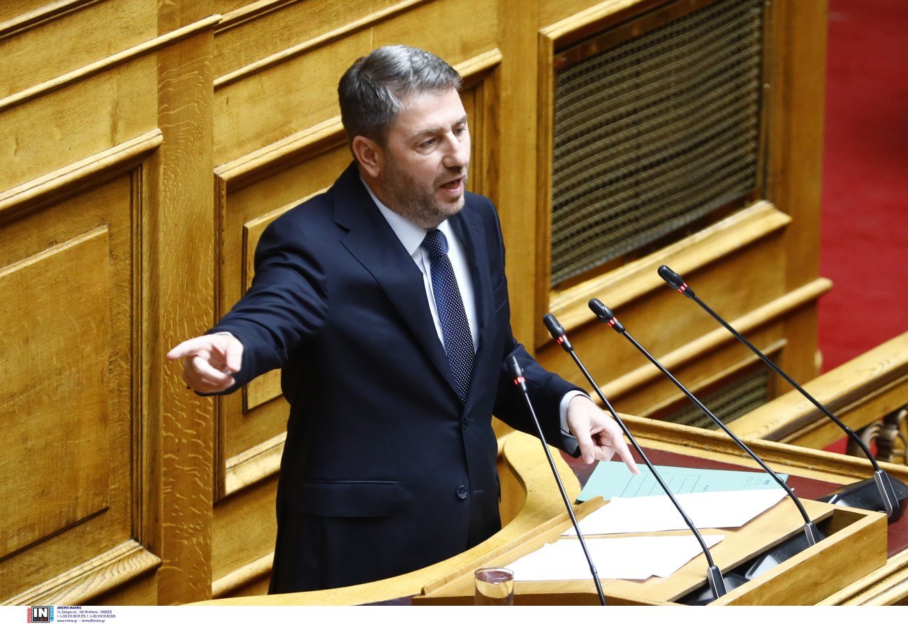 Αιχμηρή κριτική Ανδρουλάκη κατά κυβέρνησης Μητσοτάκη για οικονομική πολιτική και χρεώσεις στα ΑΤΜ